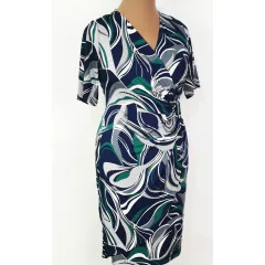   "V" nyakú, sötétkék alapon fehér-zöld színű,  átlapolt hatású, selymes  anyagú ruha 44-52