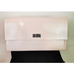   Patentos záródású, egy rekeszes,  vállra akasztható, lakkhatású,  alkalmi  kézi táska 