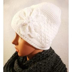   Gyönyörű, dupla gépi kötött, oldalt kötött virág mintával díszített sapka
