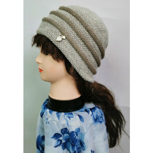 Dupla anyagú, gépi kötött, díszített sapka
