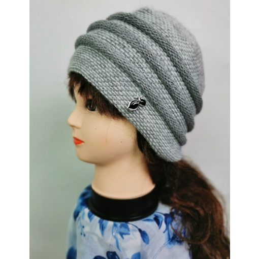 Dupla anyagú, gépi kötött, díszített sapka