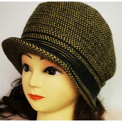   Gépi kötött, polár bélelt, anyagában mintás, simléderes sapka