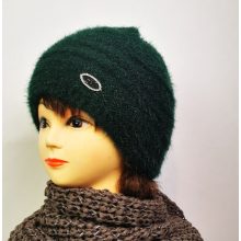 Gépi kötött, dupla anyagú, anyagában mintás, díszített sapka