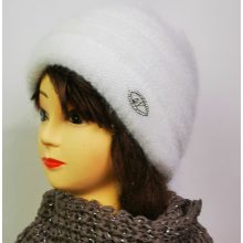 Gépi kötött, dupla anyagú, anyagában mintás, díszített sapka