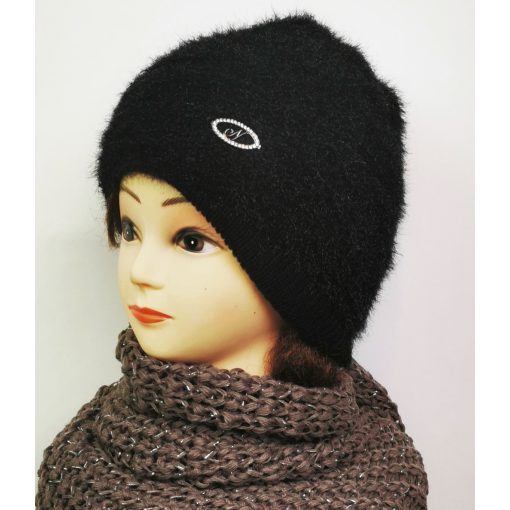 Gépi kötött, dupla anyagú, anyagában mintás, díszített sapka