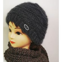 Gépi kötött, dupla anyagú, anyagában mintás, díszített sapka