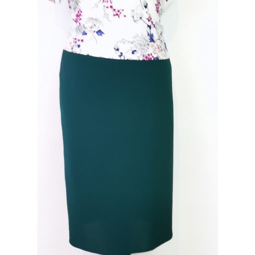 Sötétzöld  színű, selyembéléses, egyenes formájú, hátul gombos, cipzáras alkalmi szoknya 42-58