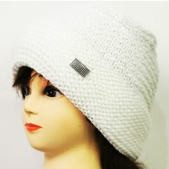   Gépi kötött, dupla anyagú,fehér színü  anyagában mintás, díszített sapka