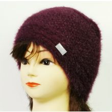 Gépi kötött, dupla anyagú, lila színü, anyagában mintás, díszített sapka