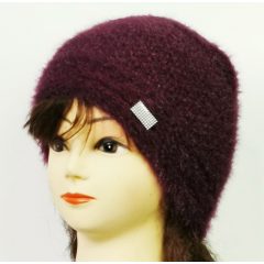   Gépi kötött, dupla anyagú, lila színü, anyagában mintás, díszített sapka