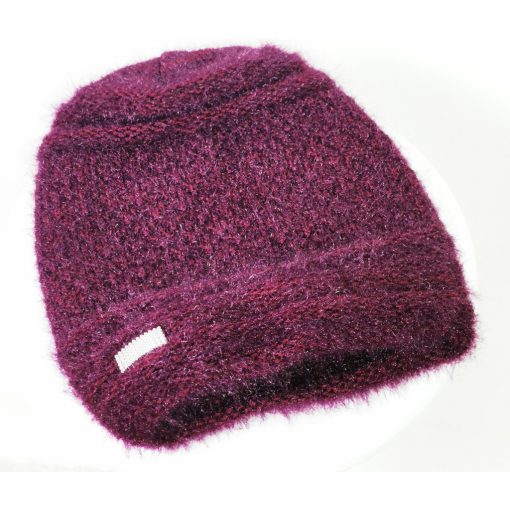 Gépi kötött, dupla anyagú, lila színü, anyagában mintás, díszített sapka