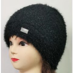   Gépi kötött, dupla anyagú, fekete színü, anyagában mintás, díszített sapka