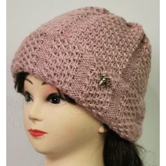   Gépi kötött, dupla anyagú, mályva színü, anyagában mintás, díszített sapka