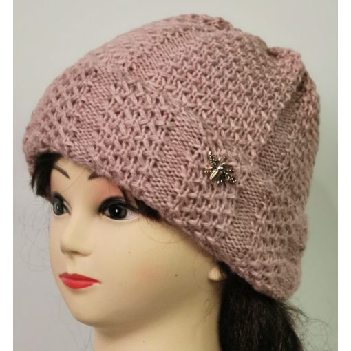 Gépi kötött, dupla anyagú, mályva színü, anyagában mintás, díszített sapka