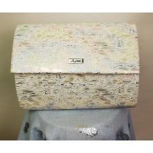 Patentos záródású, egy rekeszes, enyhén csillogó, színes mintás, vállra akasztható  alkalmi  kézi táska 