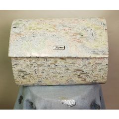   Patentos záródású, egy rekeszes, enyhén csillogó, színes mintás, vállra akasztható  alkalmi  kézi táska 