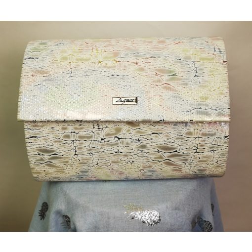 Patentos záródású, egy rekeszes, enyhén csillogó, színes mintás, vállra akasztható  alkalmi  kézi táska 