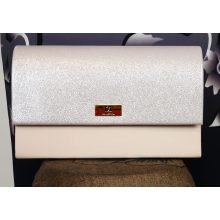 Patentos záródású, egy rekeszes, enyhén csillogó, színes mintás, vállra akasztható  alkalmi  kézi táska 