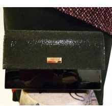 Patentos záródású, egy rekeszes, enyhén csillogó, színes mintás, vállra akasztható  alkalmi  kézi táska 