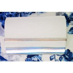   Ezüstszürke színű, egy rekeszes, vállra is akasztható alkalmi  kézi táska 