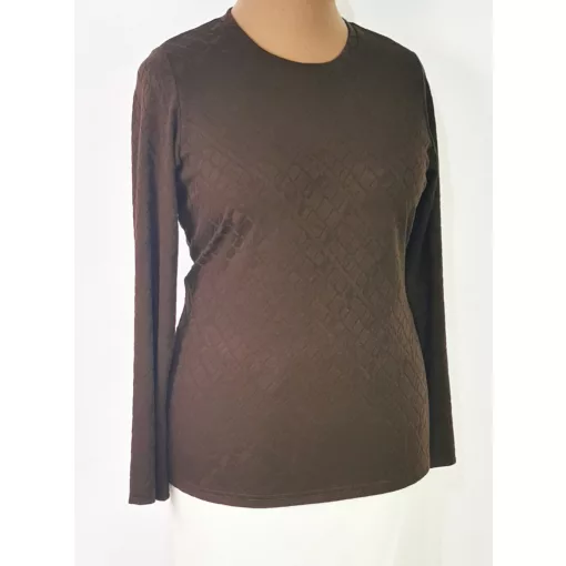 Kerek  nyakú, barna színű, anyagában mintás, selymes anyagú felső L-4XL