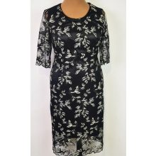 Kerek nyakú, 3/4-es csipke ujjú, hátul cipzáras, felsliccelt, fekete alapon, anyagában mintás akalmi ruha 46-54