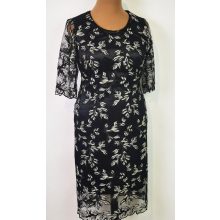 Kerek nyakú, 3/4-es csipke ujjú, hátul cipzáras, felsliccelt, fekete alapon, anyagában mintás akalmi ruha 46-54