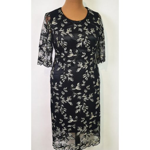 Kerek nyakú, 3/4-es csipke ujjú, hátul cipzáras, felsliccelt, fekete alapon, anyagában mintás akalmi ruha 46-54